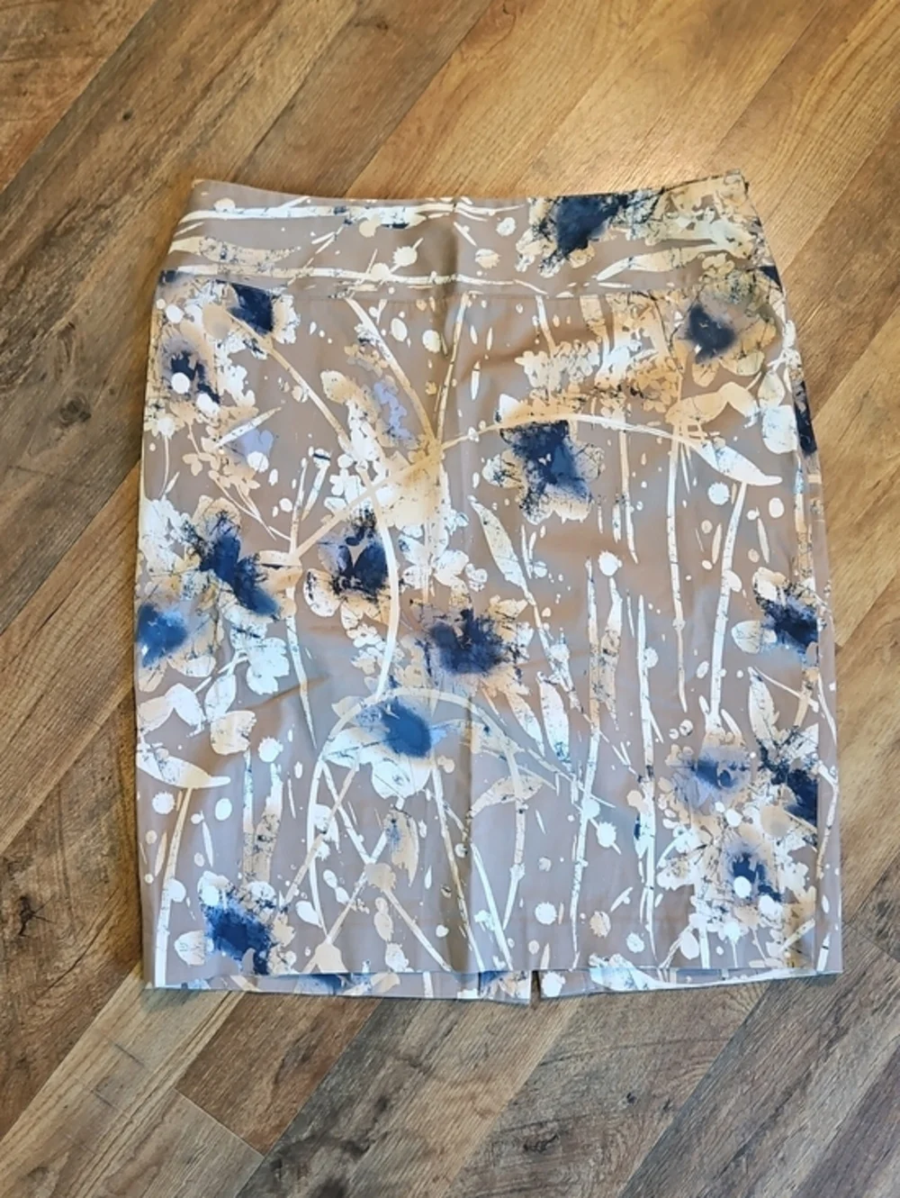 👗Alfani Taupe Floral Pencil Skirt with Navy and White Accents